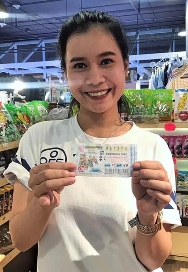 สาวถูกรางวัลที่ 1 ตอบแทนคนขายหวย