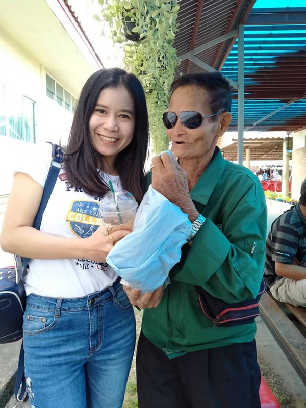 สาวถูกรางวัลที่ 1 ตอบแทนคนขายหวย