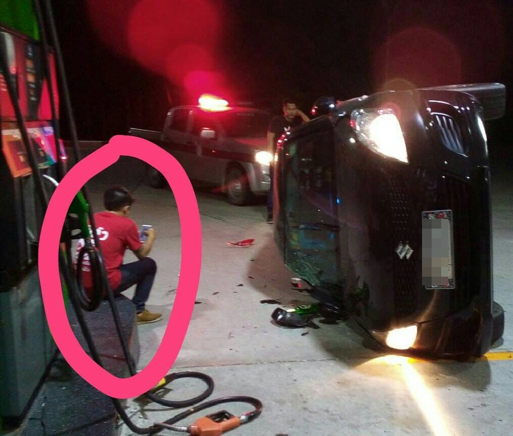 เก๋งแหกโค้งชนปั๊มน้ำมัน