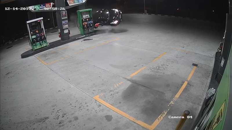 เก๋งแหกโค้งชนปั๊มน้ำมัน