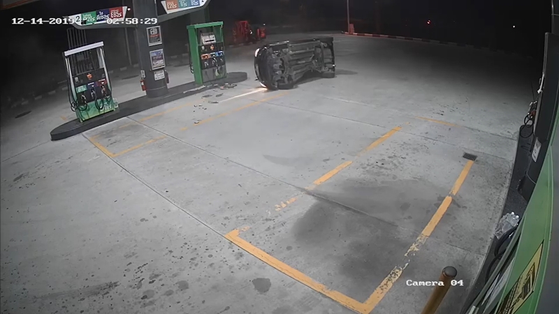 เก๋งแหกโค้งชนปั๊มน้ำมัน