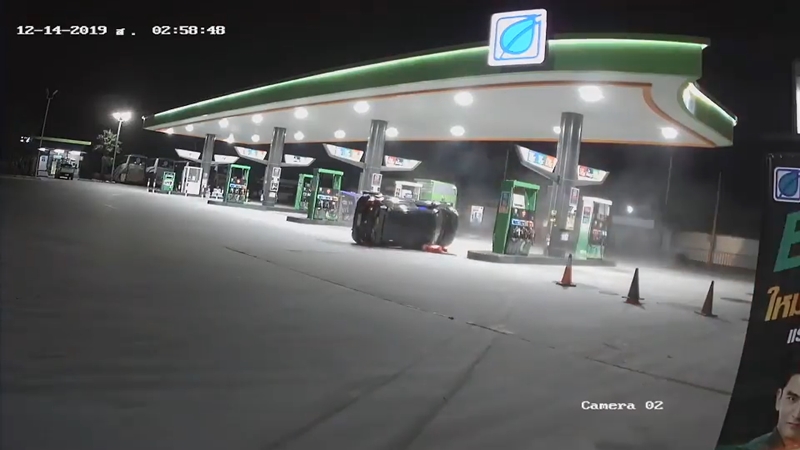 เก๋งแหกโค้งชนปั๊มน้ำมัน