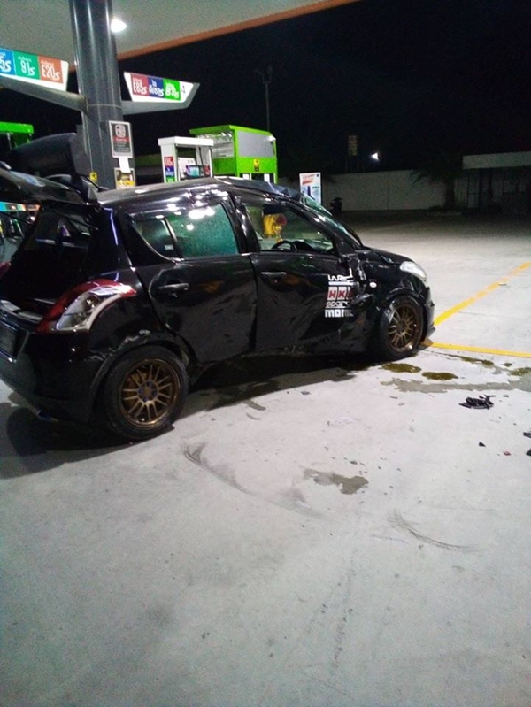 เก๋งแหกโค้งชนปั๊มน้ำมัน