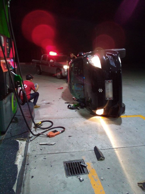 เก๋งแหกโค้งชนปั๊มน้ำมัน