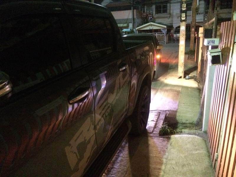 จอดรถขวางหน้าบ้าน