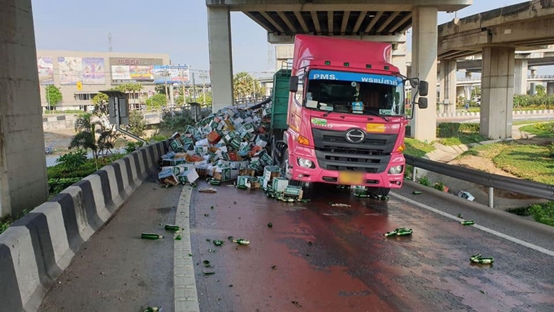 รถบรรทุกเบียร์พลิกตะแคง