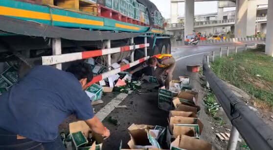 รถบรรทุกเบียร์พลิกตะแคง