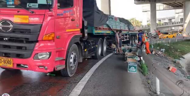 รถบรรทุกเบียร์พลิกตะแคง