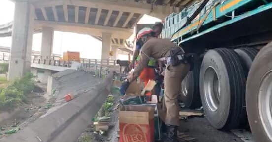 รถบรรทุกเบียร์พลิกตะแคง