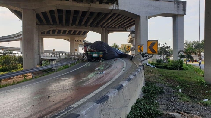 รถบรรทุกเบียร์พลิกตะแคง