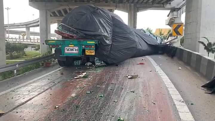 รถบรรทุกเบียร์พลิกตะแคง