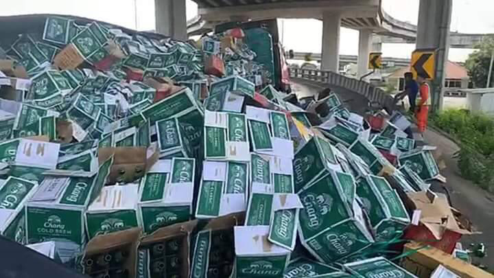 รถบรรทุกเบียร์พลิกตะแคง
