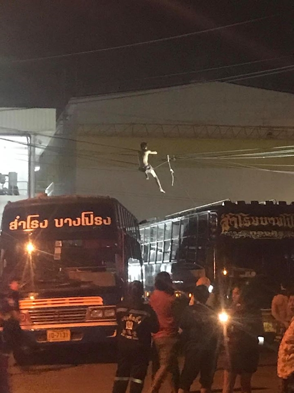 ชายสติไม่ดีปีนเสาไฟฟ้า