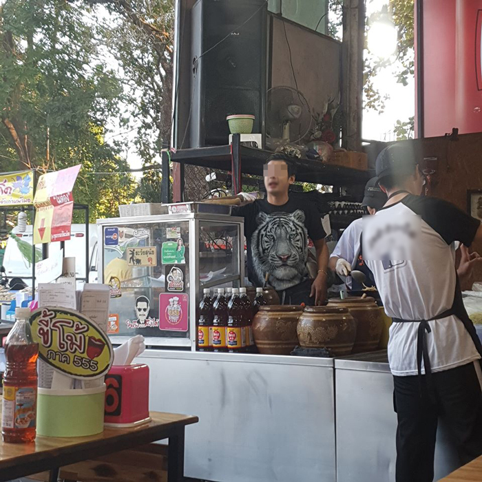 พ่อค้าส้มตำเหยียดลูกค้า