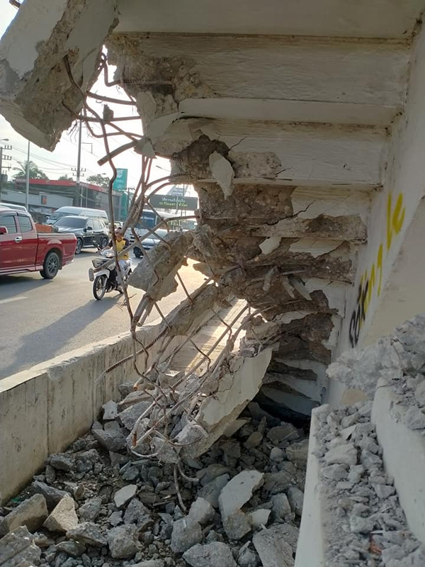 รถบรรทุกชนสะพานลอย