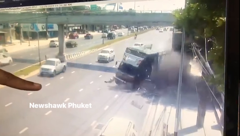 รถบรรทุกชนสะพานลอย