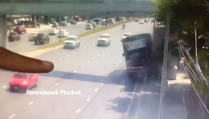 รถบรรทุกชนสะพานลอย