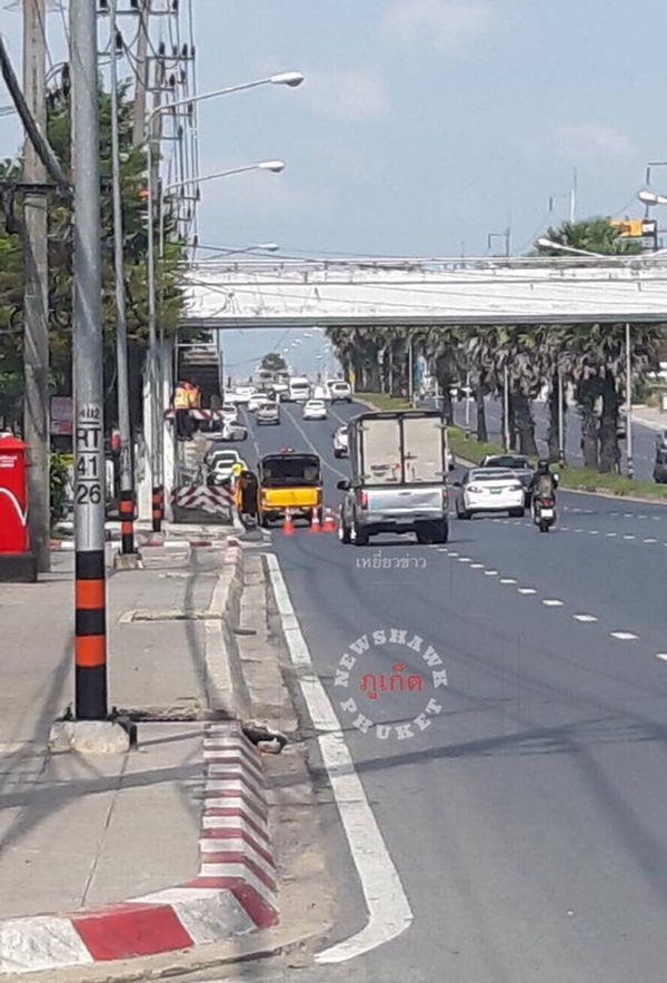 รถบรรทุกชนสะพานลอย