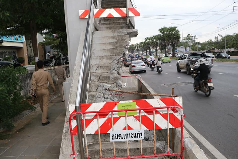 รถบรรทุกชนสะพานลอย