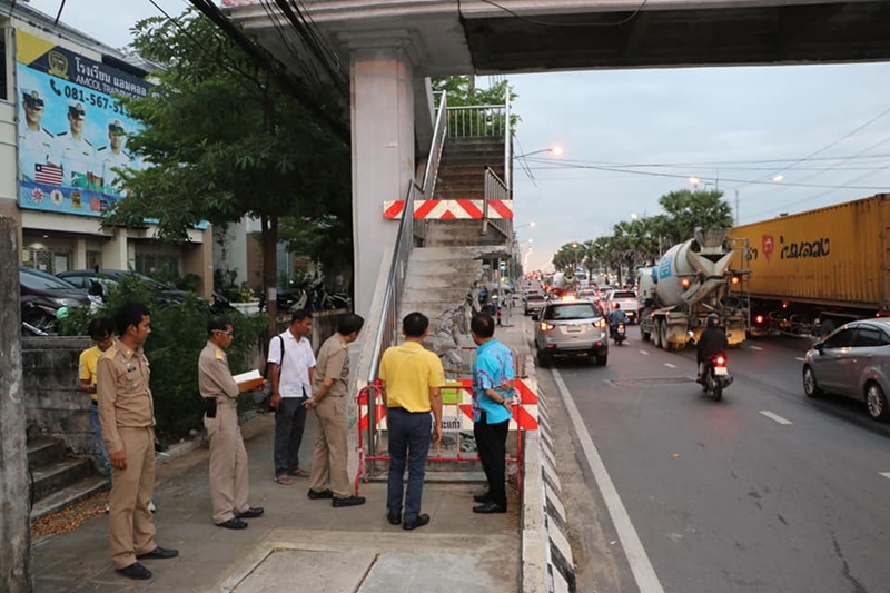 รถบรรทุกชนสะพานลอย