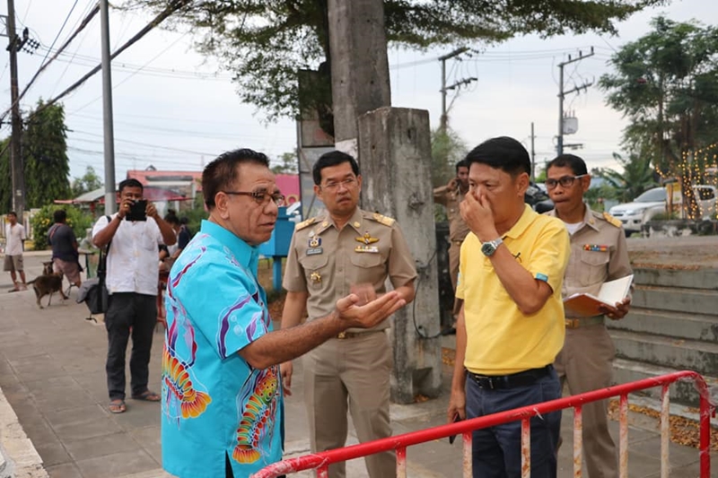 รถบรรทุกชนสะพานลอย