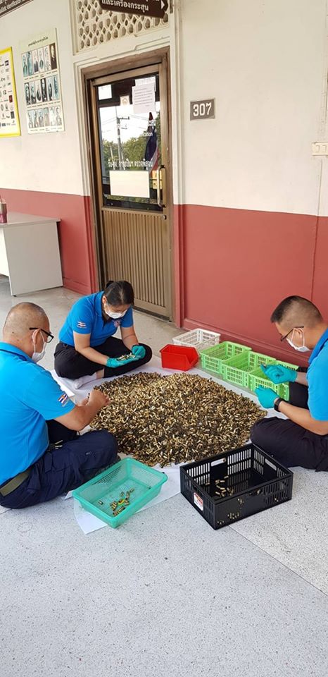 จนท. นั่งคัดหัวกระสุนคดีชิงทองลพบุรี