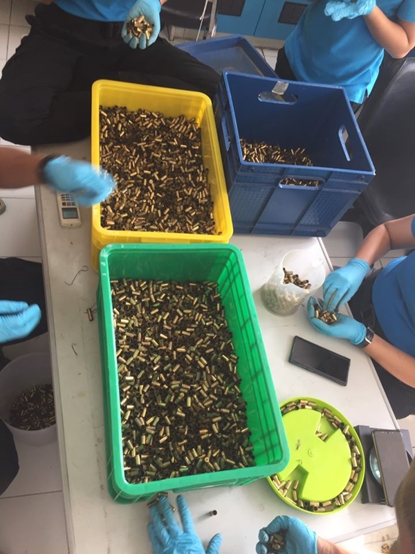 จนท. นั่งคัดหัวกระสุนคดีชิงทองลพบุรี