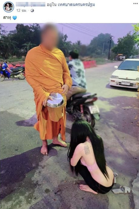 พระมหาไพรวัลย์ ติงสาวแต่งหวิวใส่บาตร 