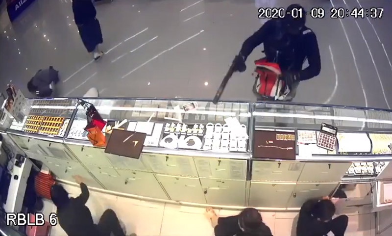 จนท. นั่งคัดหัวกระสุนคดีชิงทองลพบุรี