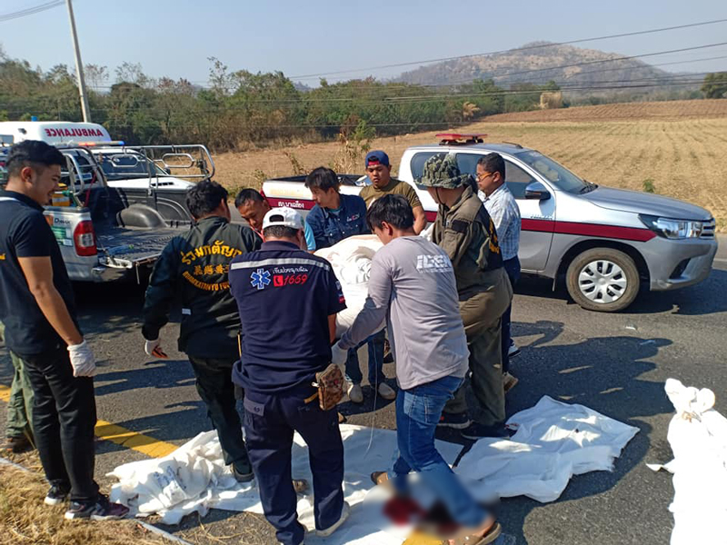 รถตู้ชนท้ายรถสิบล้อ