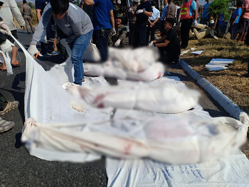 รถตู้ชนท้ายรถสิบล้อ