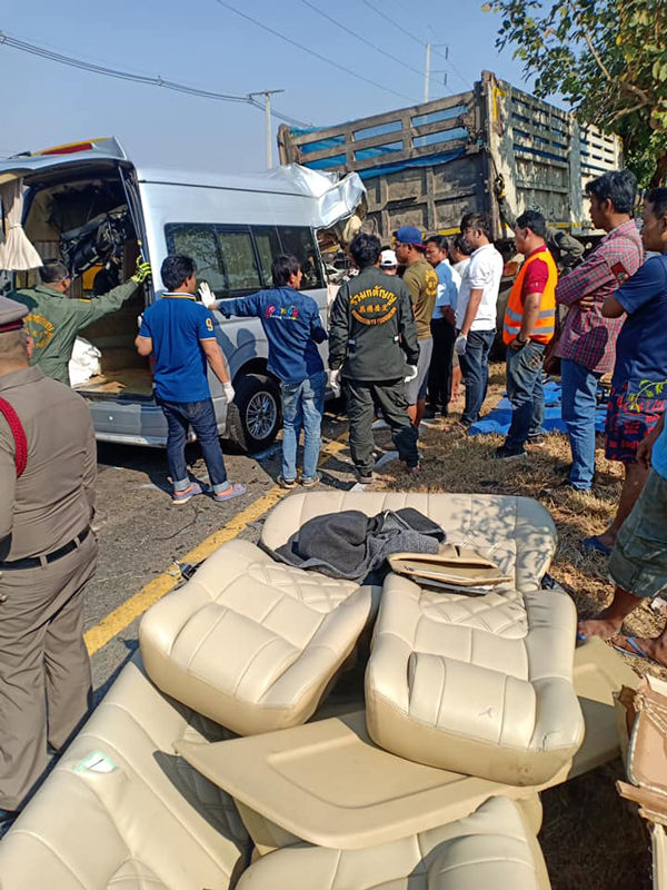 รถตู้ชนท้ายรถสิบล้อ