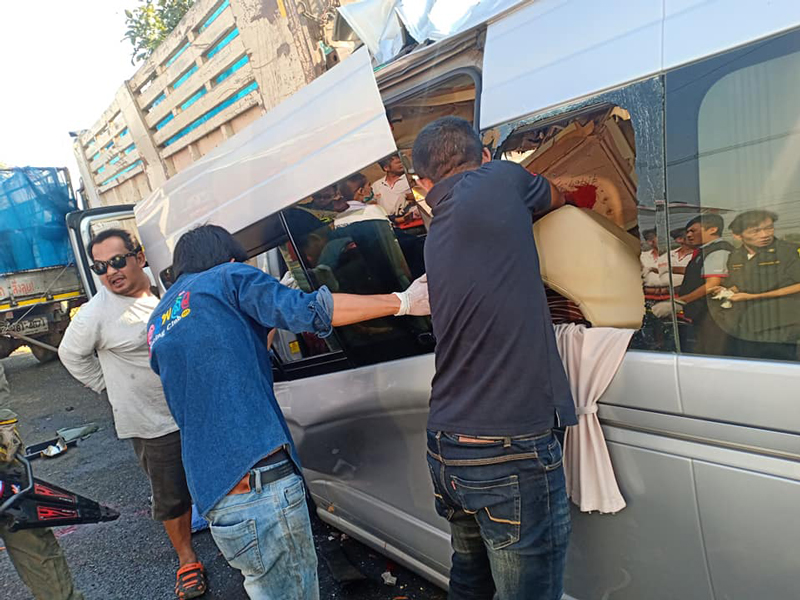 รถตู้ชนท้ายรถสิบล้อ