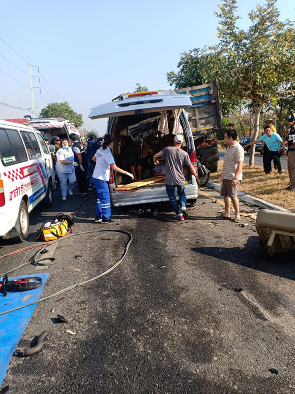 รถตู้ชนท้ายรถสิบล้อ