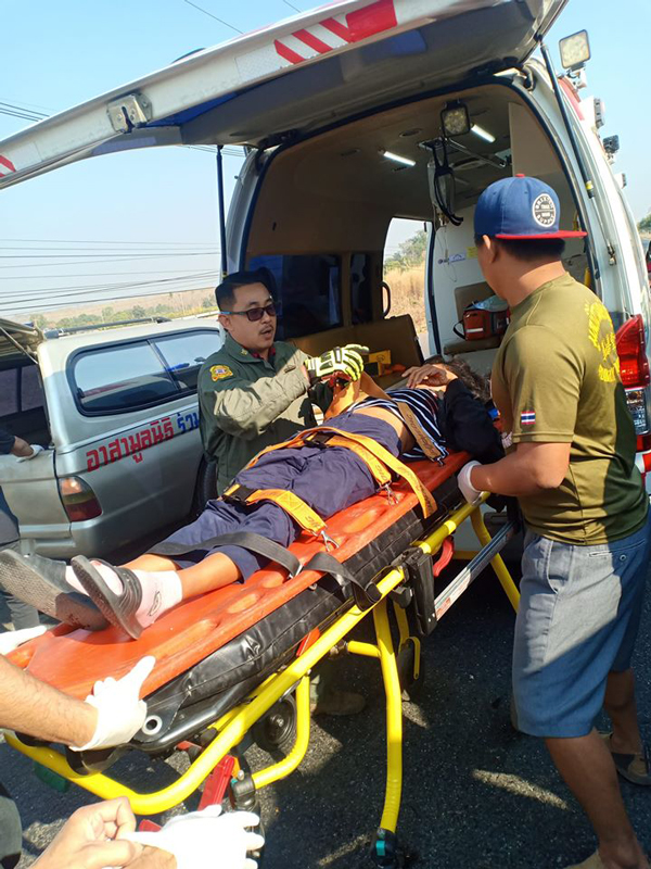 รถตู้ชนท้ายรถสิบล้อ