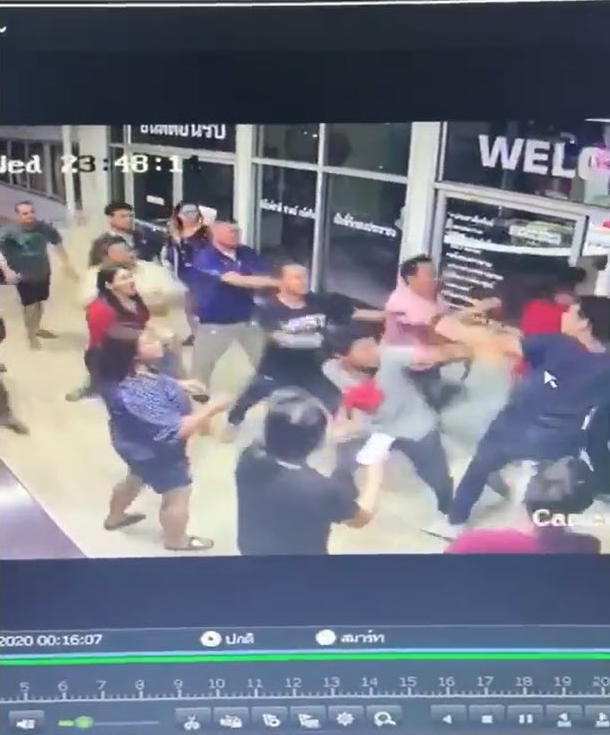 โจ๋กระทืบกันหน้าโรงพัก