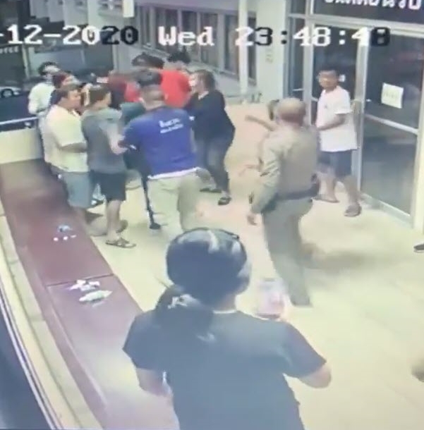 โจ๋กระทืบกันหน้าโรงพัก