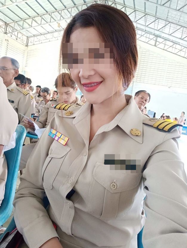 ผู้ช่วยผู้ใหญ่บ้านสาวแต่งตัวโป๊