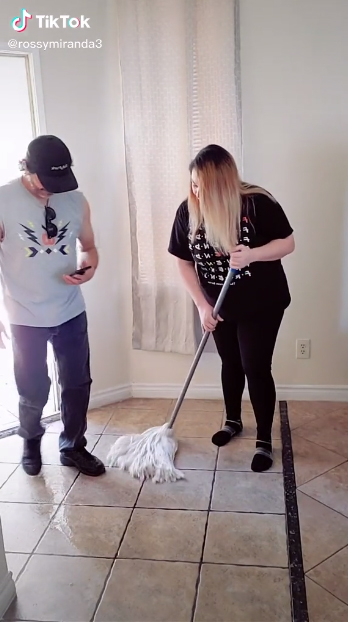 เพื่อนบ้านช็อก สาวแบกศพออกจากบ้าน