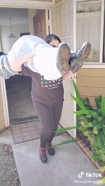 เพื่อนบ้านช็อก สาวแบกศพออกจากบ้าน