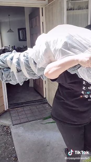 เพื่อนบ้านช็อก สาวแบกศพออกจากบ้าน