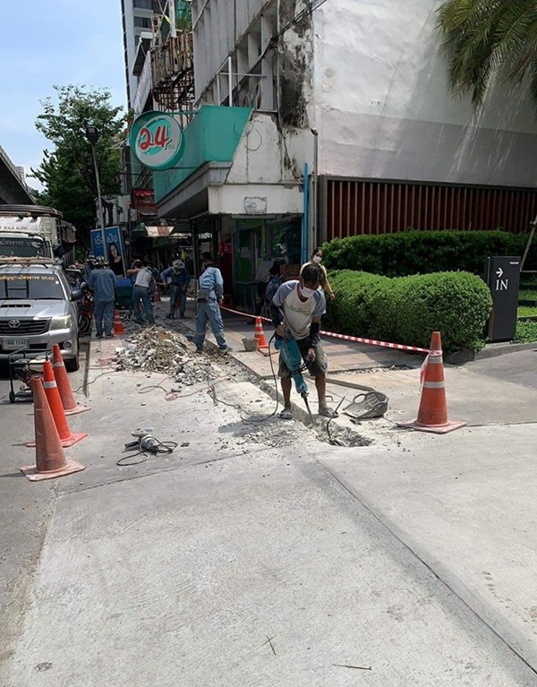 ฟุตปาธ สะพานควาย