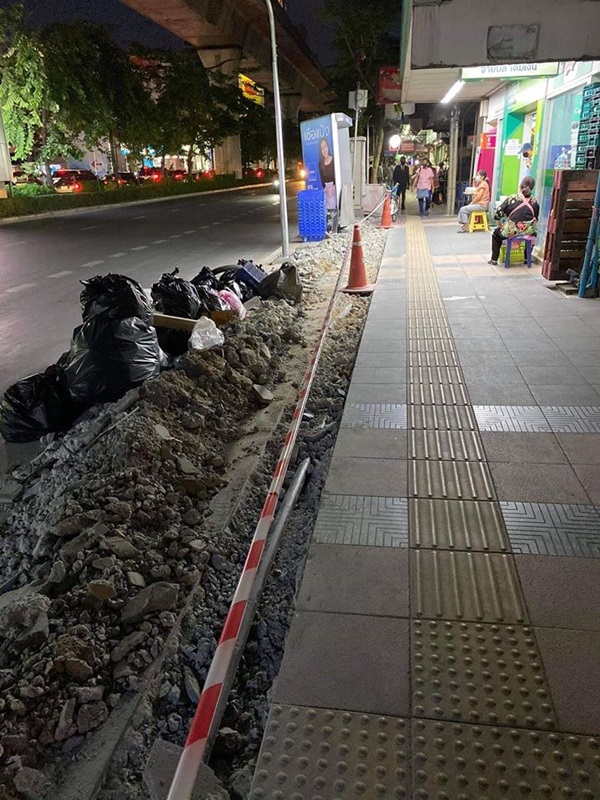 ฟุตปาธ สะพานควาย