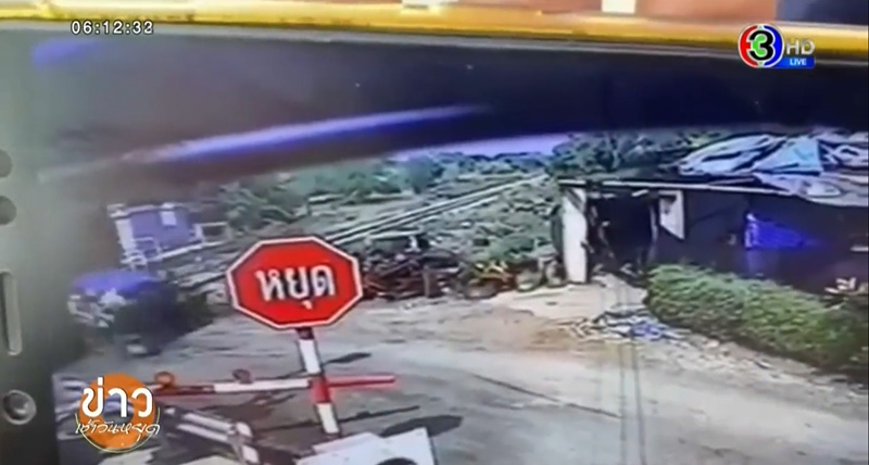 รถไฟชนรถพ่วงข้าง