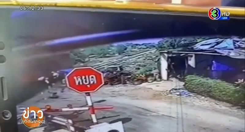 รถไฟชนรถพ่วงข้าง