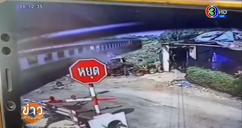 รถไฟชนรถพ่วงข้าง