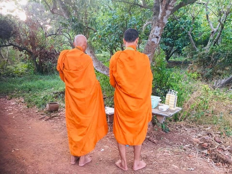 อดีตพระสร้างบ้านให้ยาย