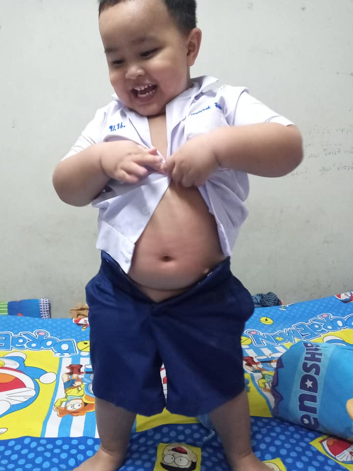 หนูน้อยลองชุดนักเรียน