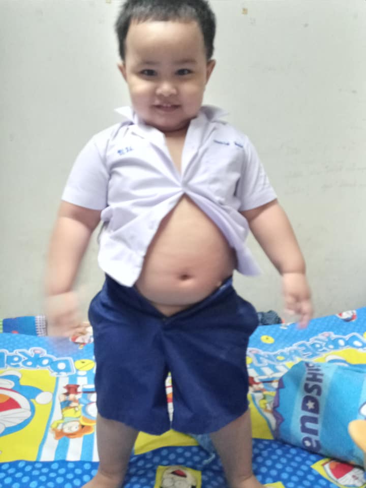 หนูน้อยลองชุดนักเรียน