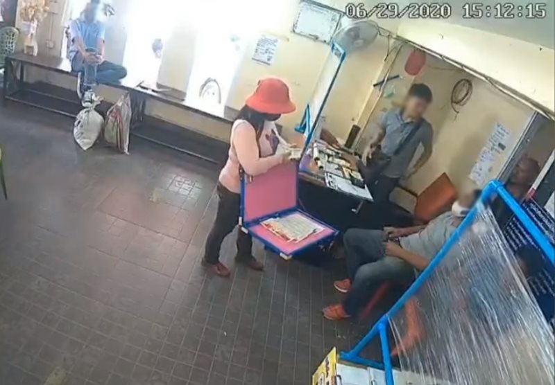 ถีบหน้าแม่ค้าขายลอตเตอรี่